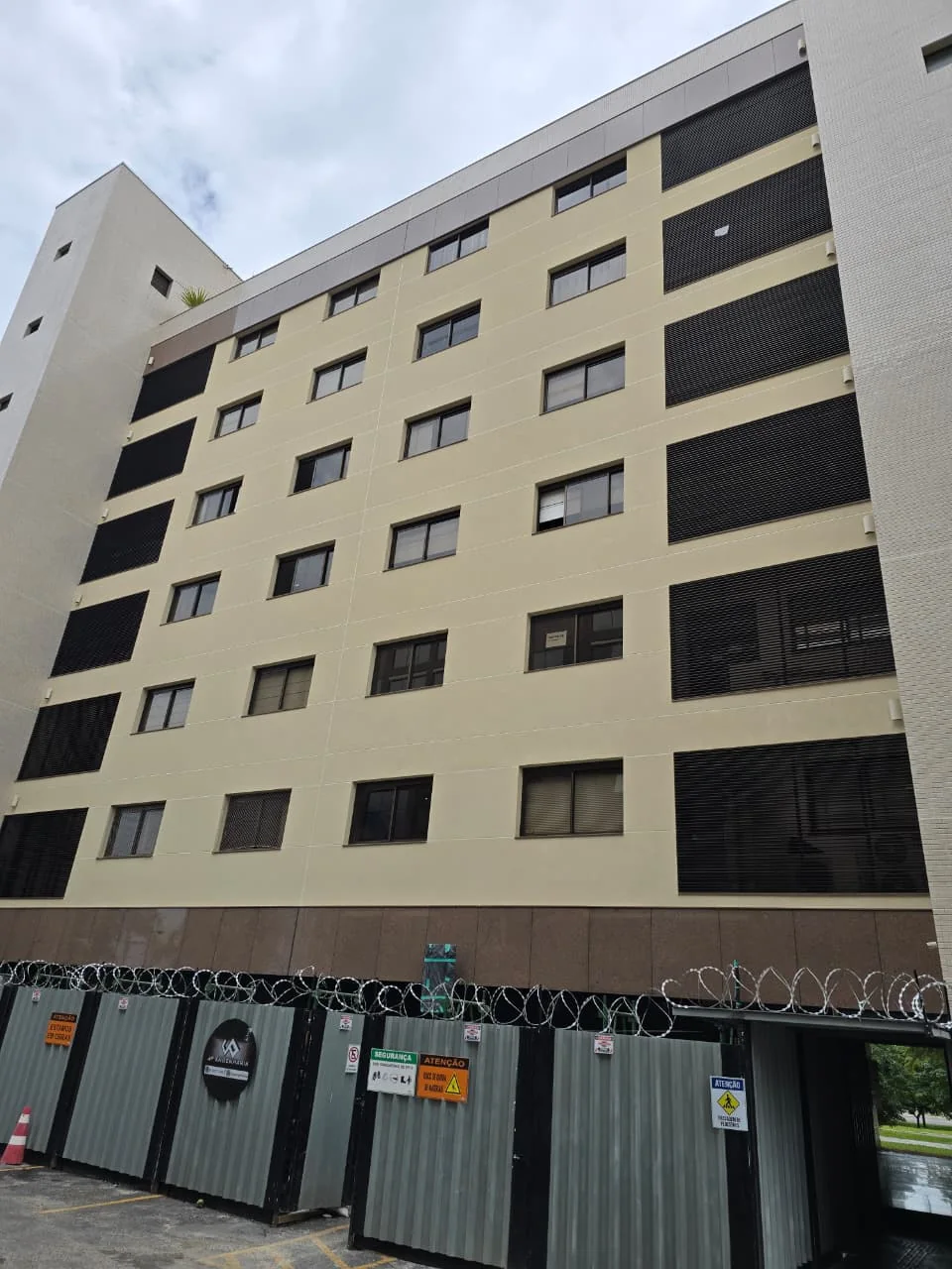 Fachada do Residencial Evolution antes da montagem completa dos andaimes