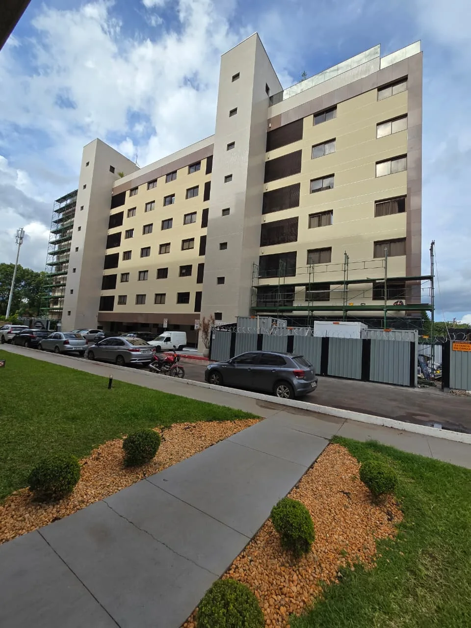 Vista geral do canteiro e fachada do Residencial Evolution